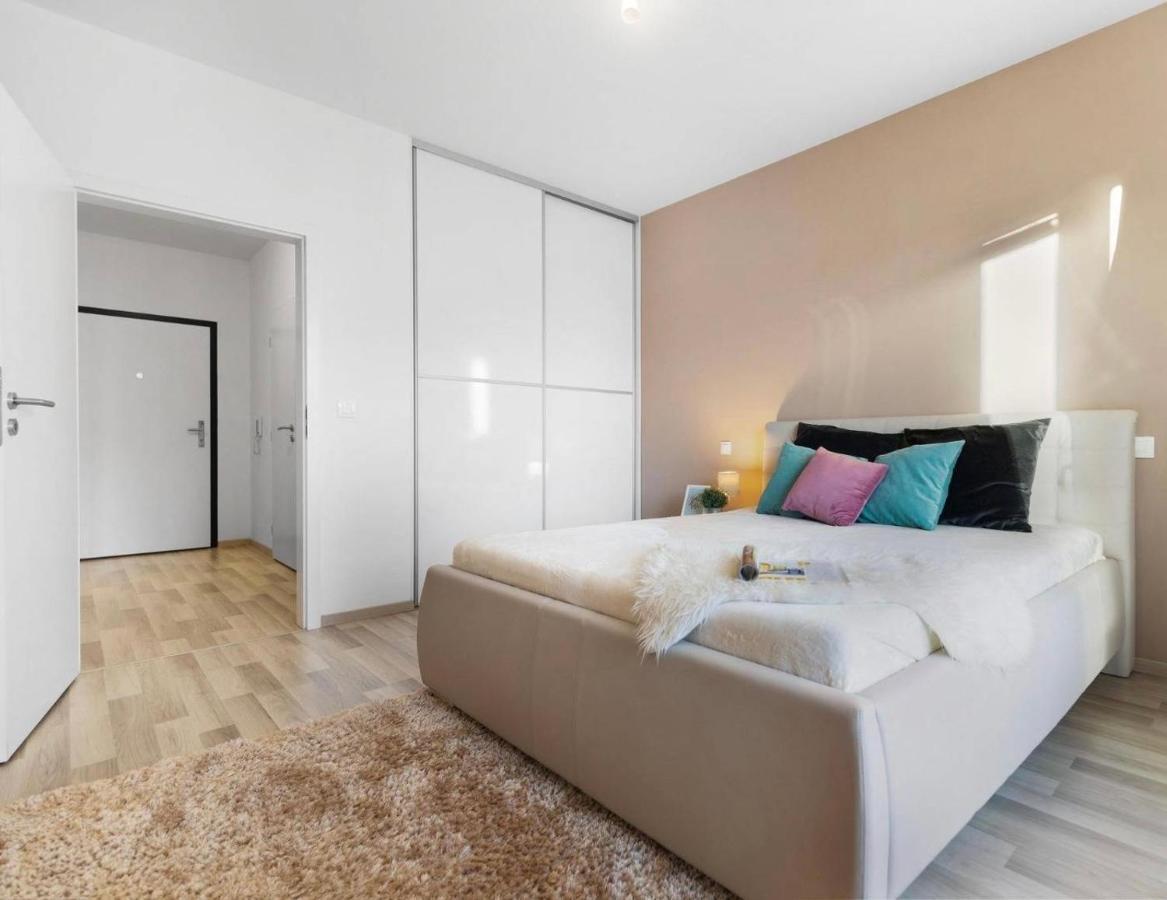 Sunflower - Modern Large Charming Apartment With Balcony Bratislava Esterno foto