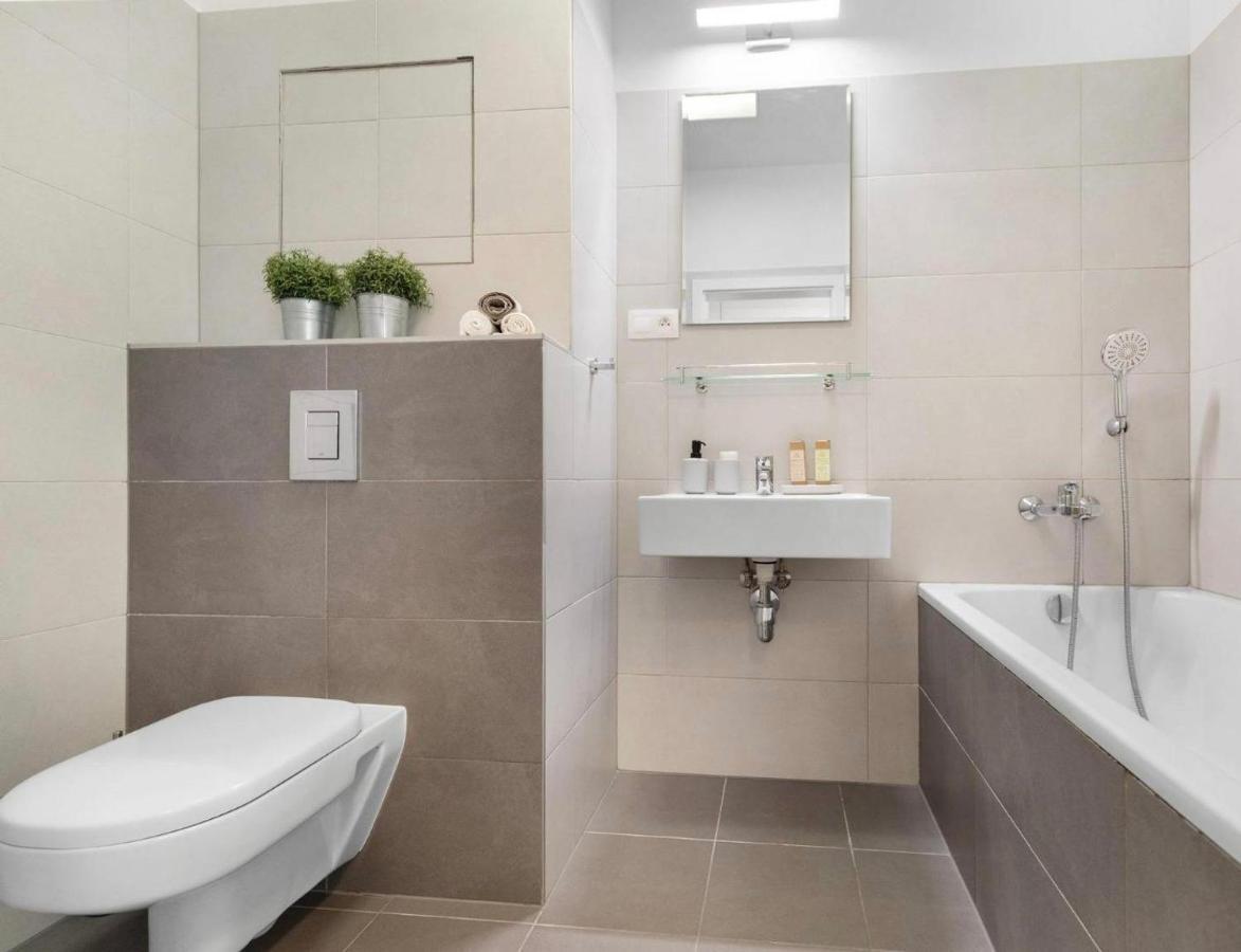 Sunflower - Modern Large Charming Apartment With Balcony Bratislava Esterno foto